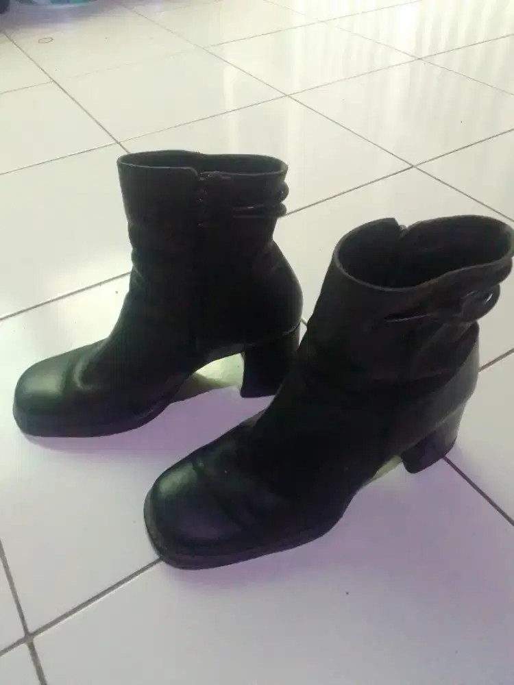Sepatu kulit wanita