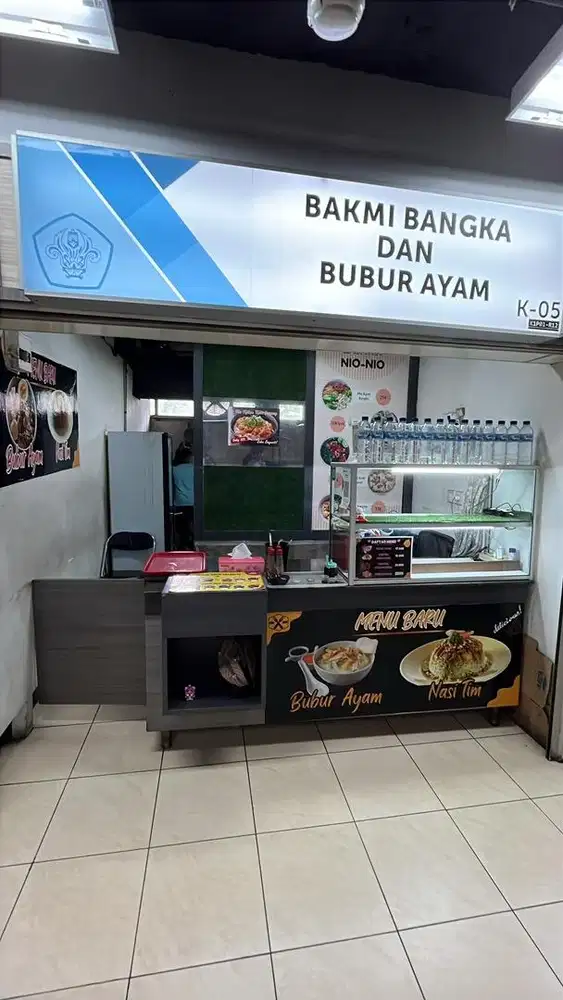 Karyawan tenant kantin kampus