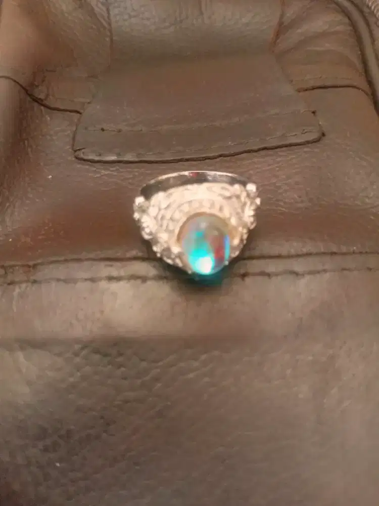 Cincin batu seperti permata