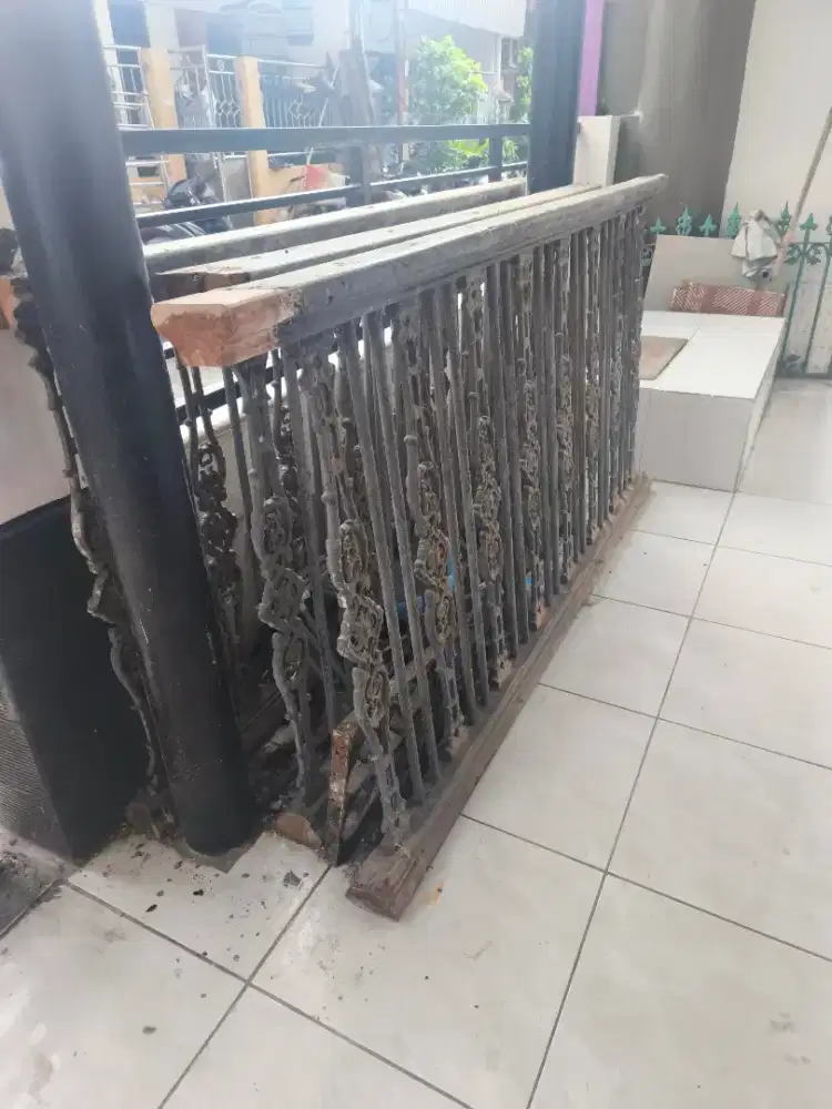 Di jual pagar besi kuno