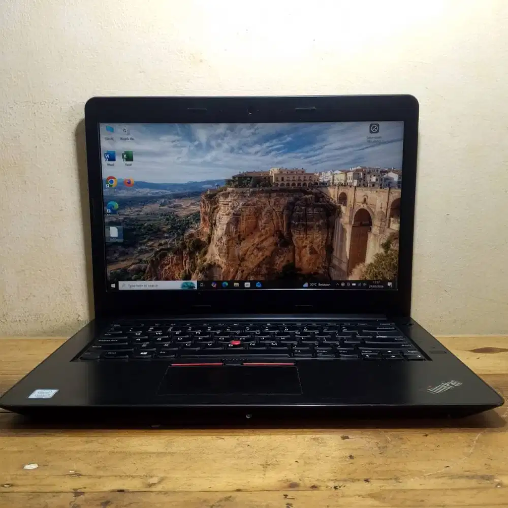 Lenovo Thinkpad core i3 gen 7 Ram 8 GB SSD 240 GB FHD
