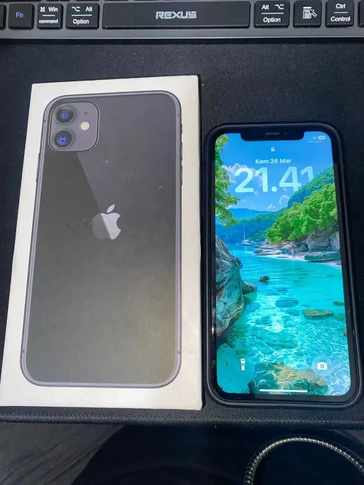Jual Iphone 11 64 GB Ibox Lengkap box dan nota Pribadi