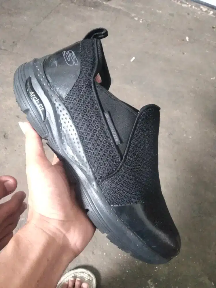 Sepatu secen original no 42 merk skecher