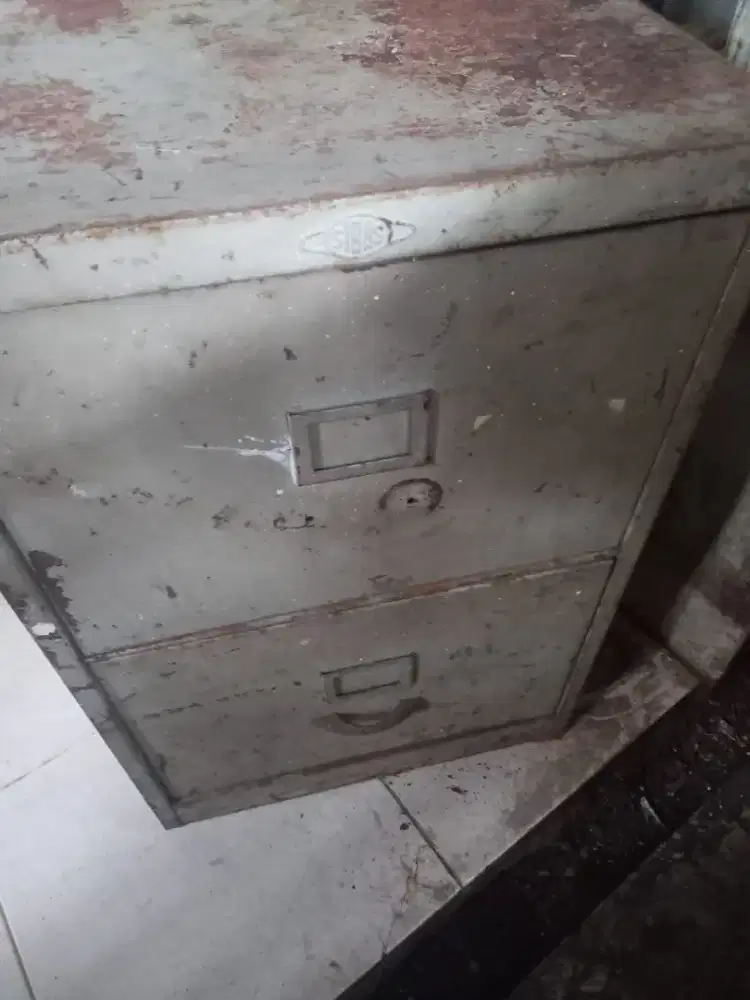 Lemari besi 2 laci bagus