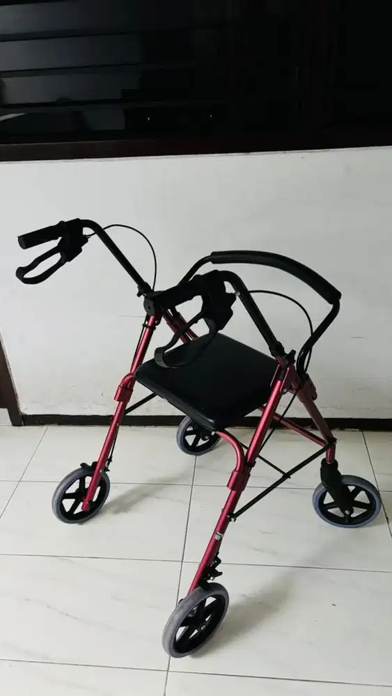 Kursi lansia dan kereta dorong