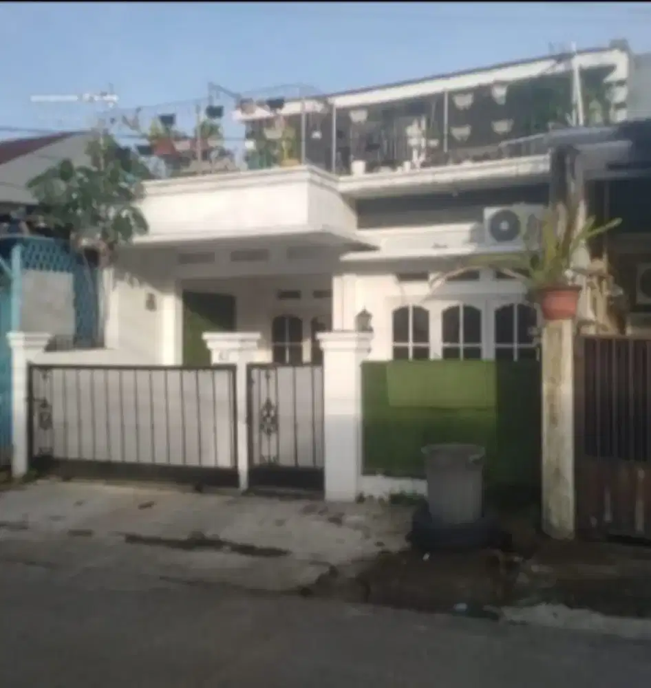 Rumah Pinggir Jalan Pusat Kota