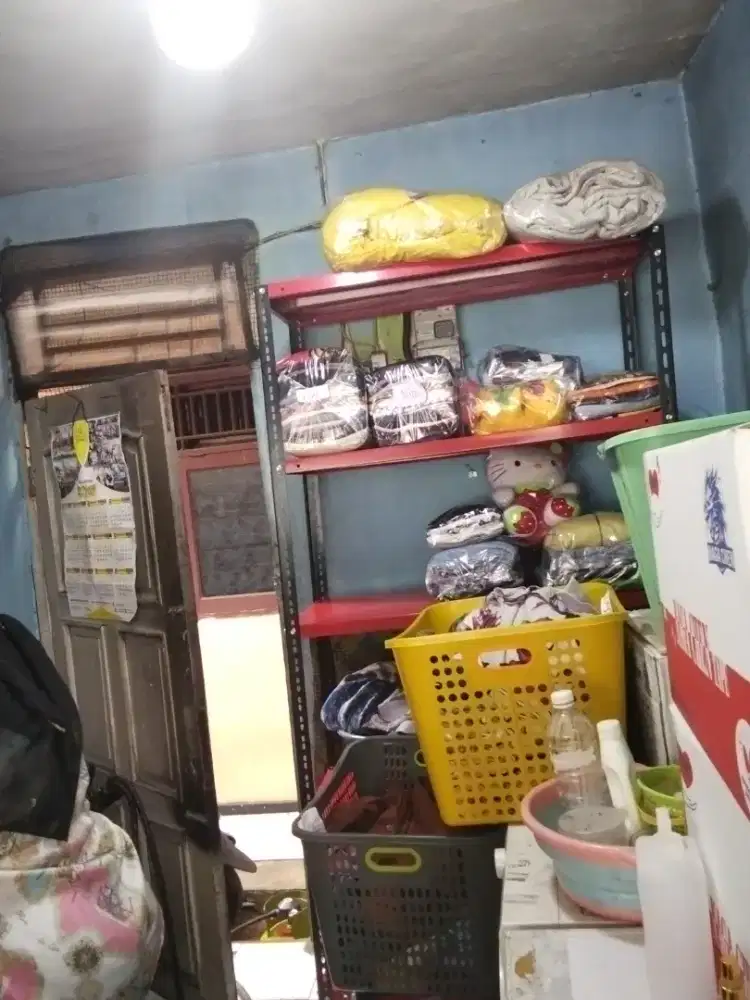 Karyawan setrika uap laundry