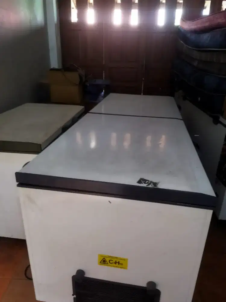 Frizer gea 1200 liter ada 2 yg 600 L 1