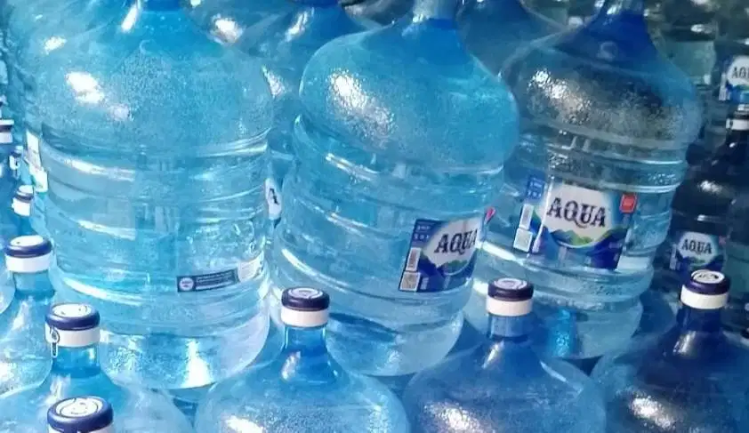 refill aqua galon banyak dan siap antar sampai depan toko