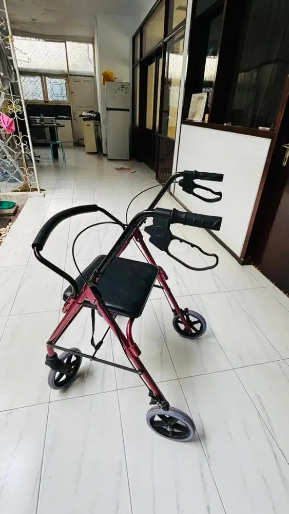 Kursi lansia dan kerta dorong