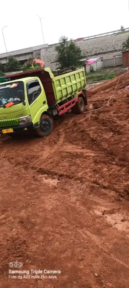 Urugan tanah campur buang puing urugan proyek