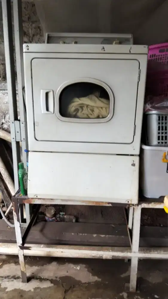 Mesin pengering laundry speed queen