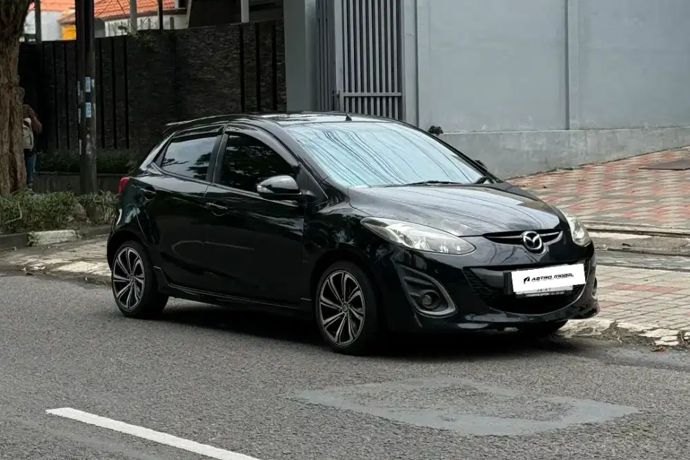 MAZDA 2 R 2015 / 2014 Matic Bagus Murah Kredit Bekas Surabaya Istimewa