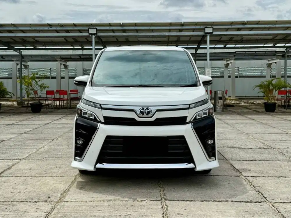 Toyota Voxy 2.0 A/T 2019