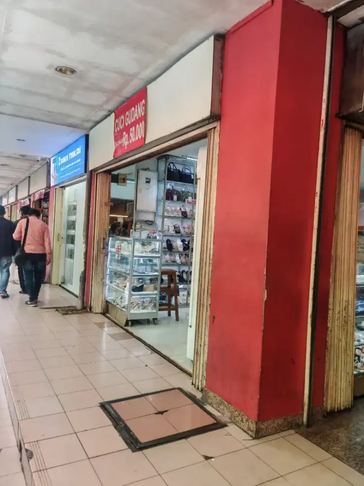 Karyawan toko jualan live dan offline