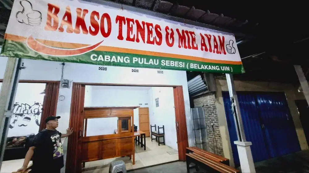 Karyawan warung bakso