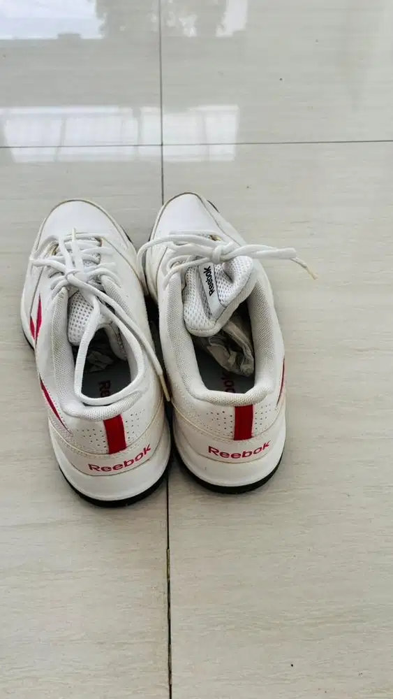 Sepatu joging wanita merk reebok