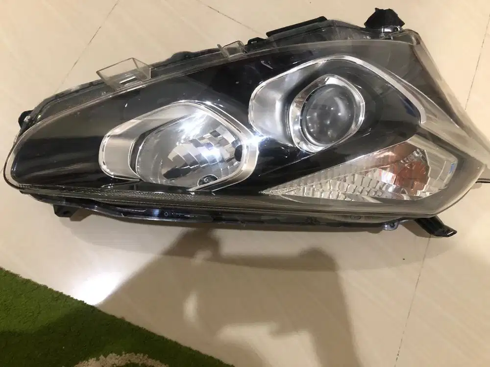 Lampu depan kanan mobil sienta