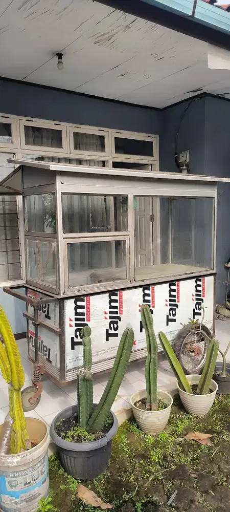 Dijual Gerobak Usaha Kaca + Roda Murah – Siap Pakai untuk Usaha