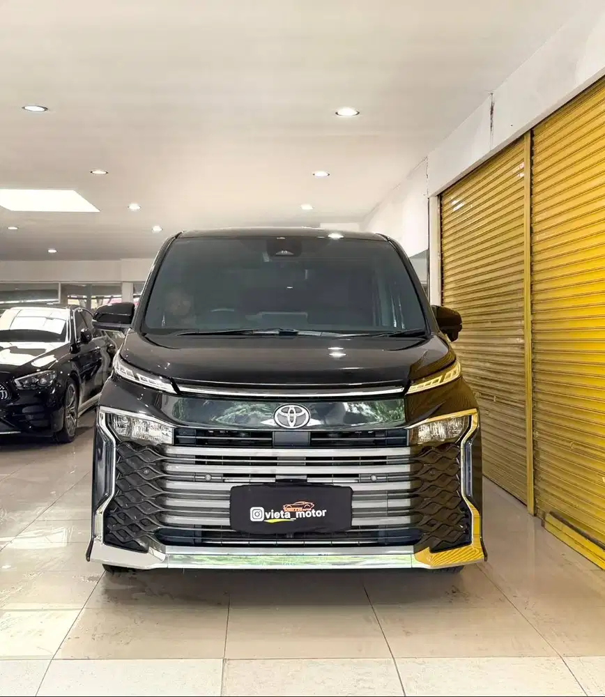 Toyota Voxy 2025 July Automatic Hitam Metalik Vieta Motor Termurah
