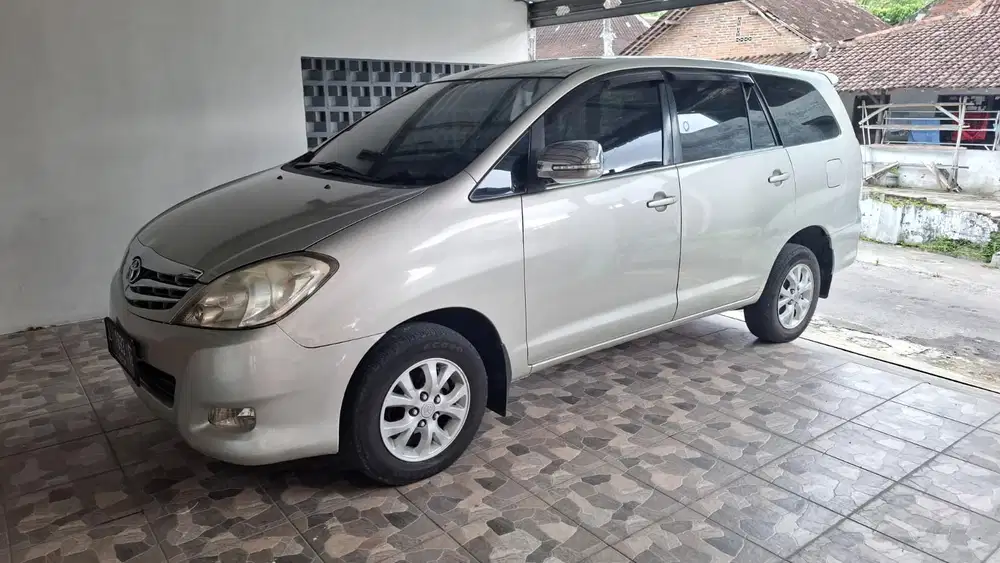 Toyota Kijang Innova 2010 Bensin