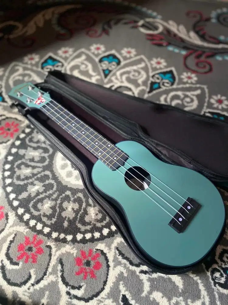 Ukulele like new bonus hardcase (gig bag)