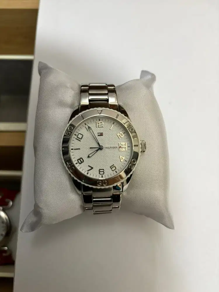 Preloved Jam Tommy Hilfiger