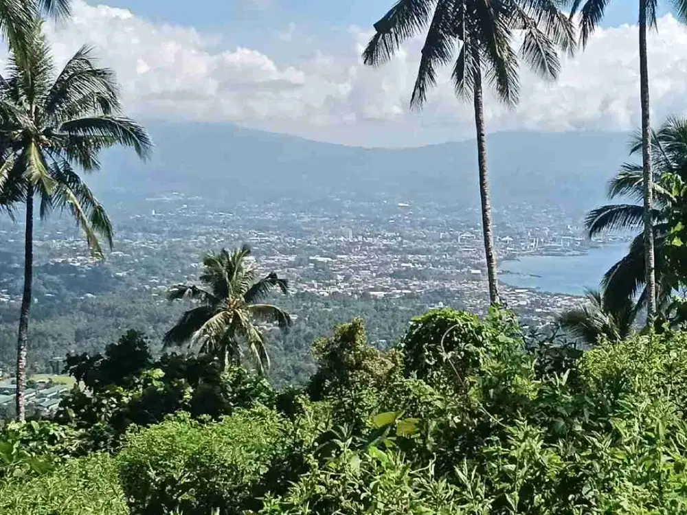 Tanah View pantai dan kota Manado