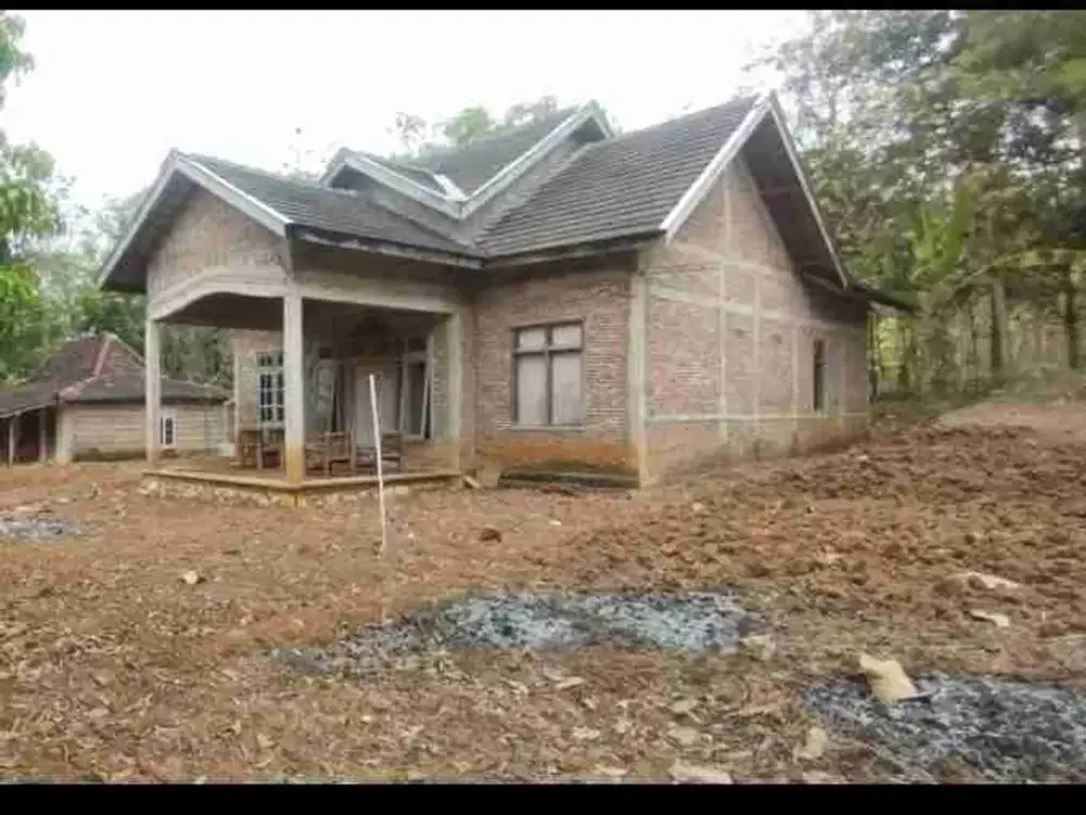 Di jual rumah murah sekali bonus tanah 635 m2 & bangunan .