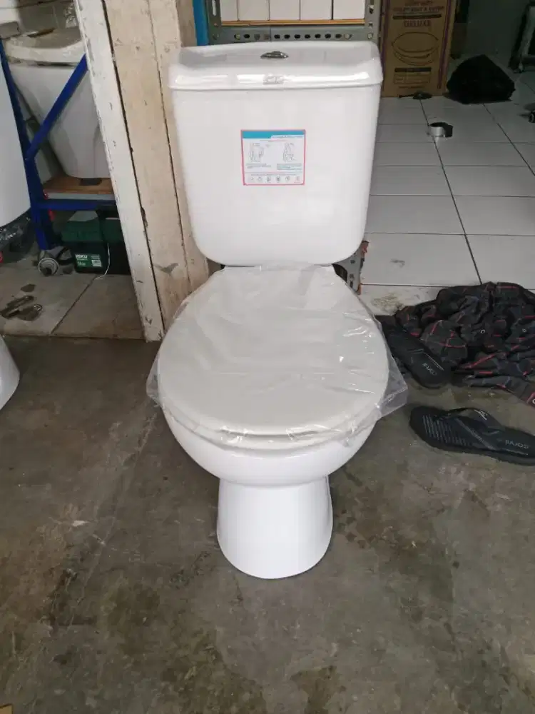 Closed baru merk America n standar lengkap ada kran shower nya