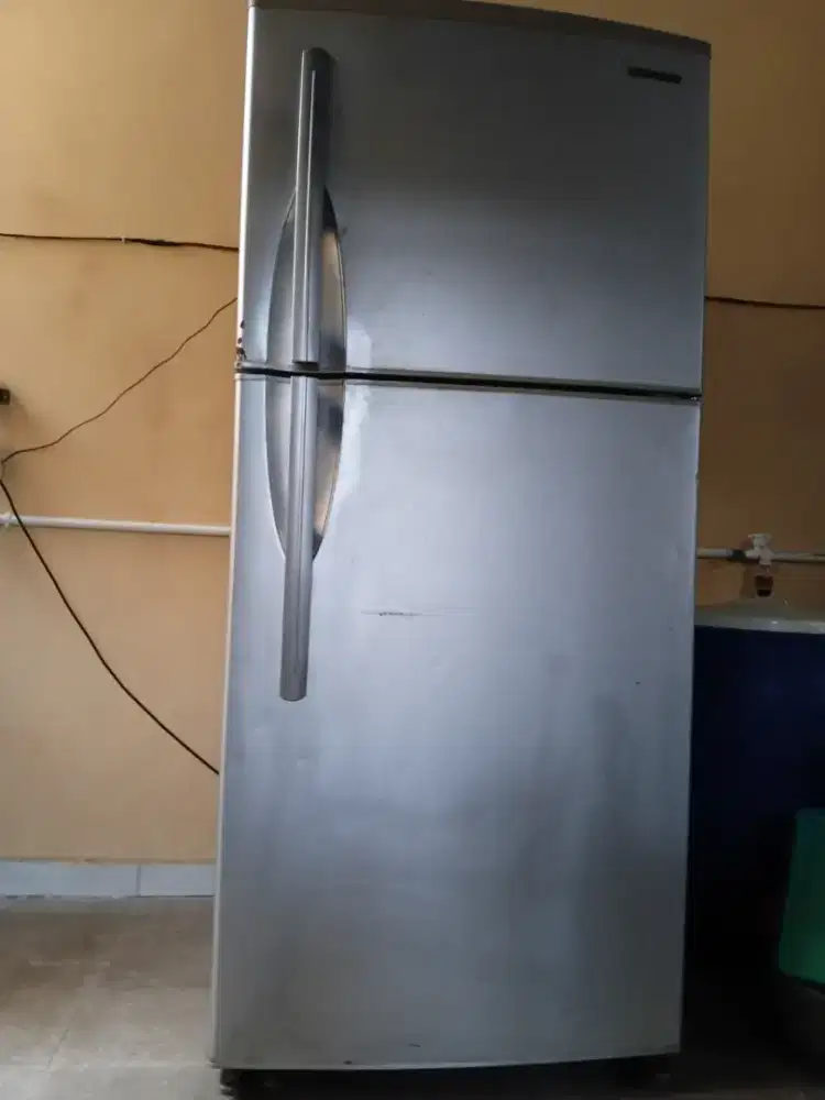 Kulkas tinggi(lemari es)