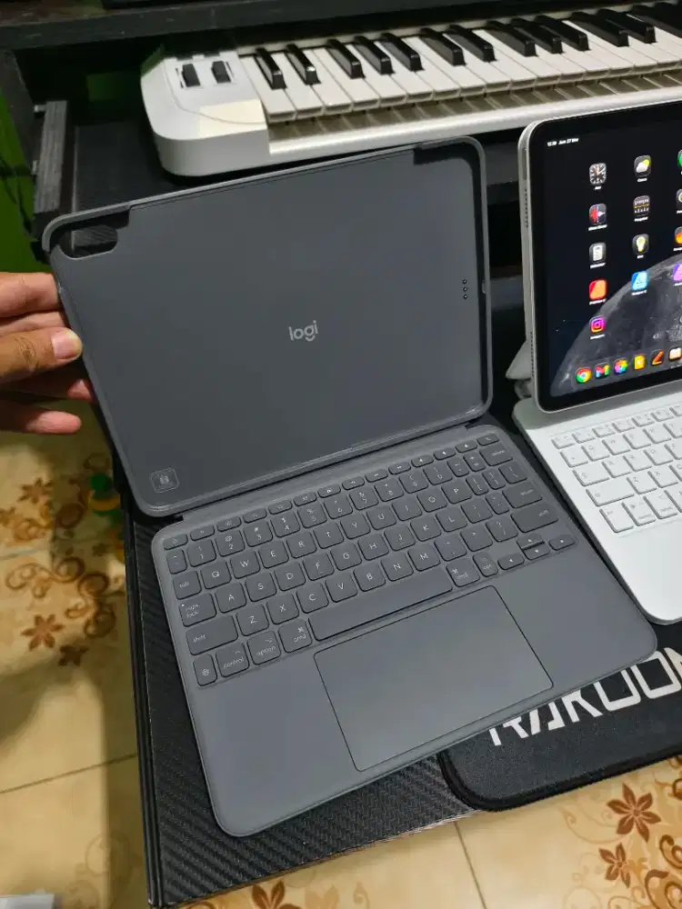 Logitech Combo Touch Keyboard untuk iPad Air 7 11 Inch m3 2025