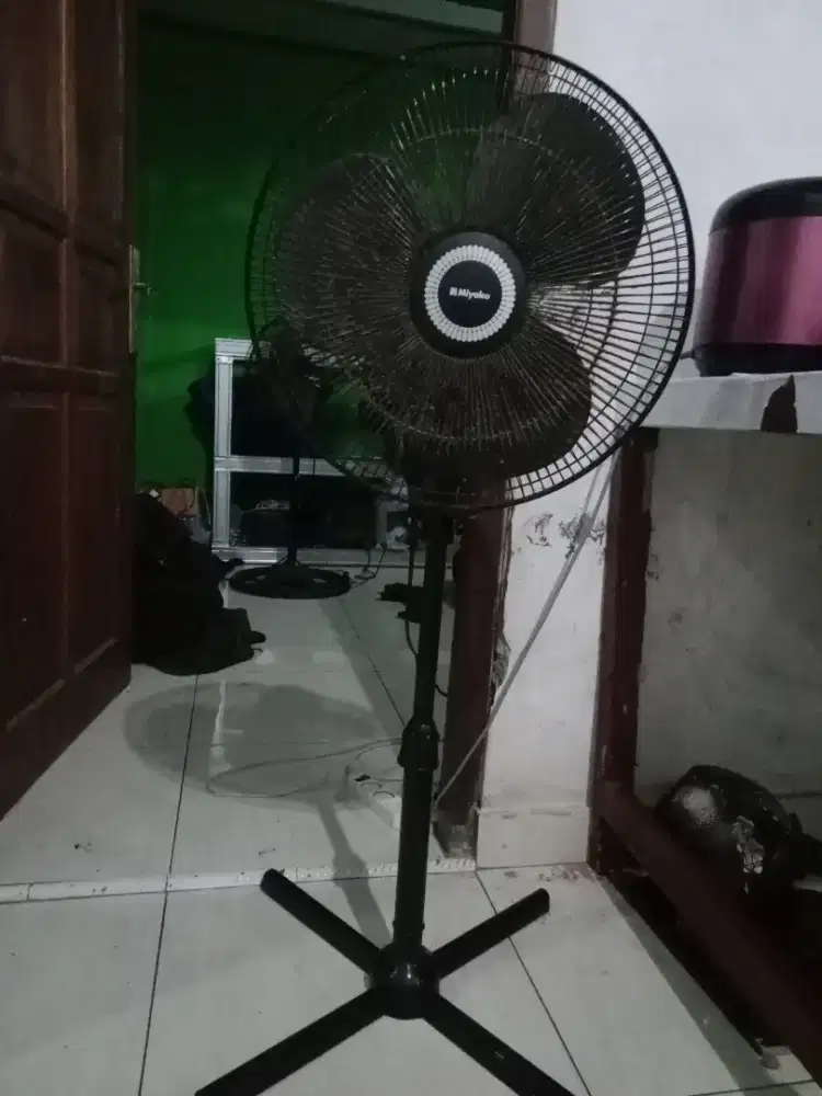 Kipas angin Miyako 16inchi / 40 cm