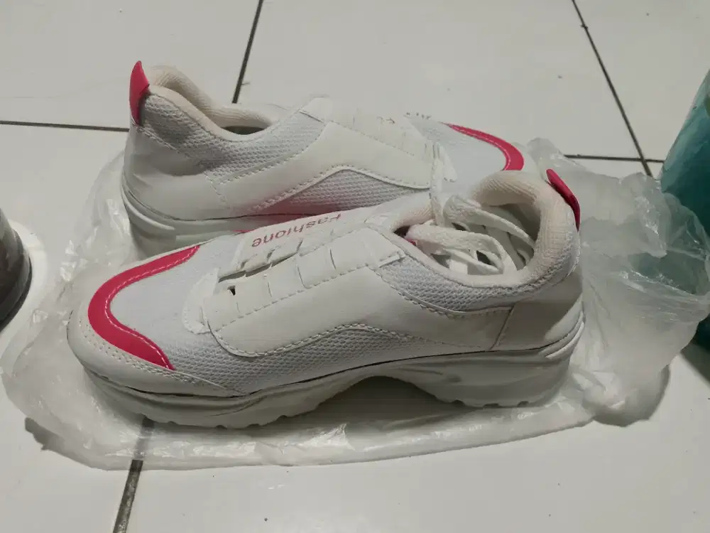 Jual sepatu baru cwe