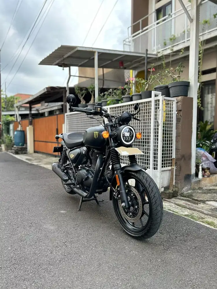 Royal Enfield Hunter 350 Rebel Black 2023 pemakai