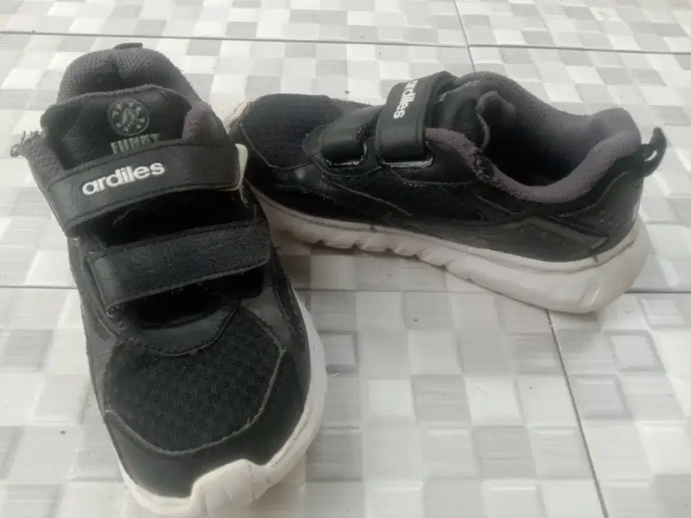 Sepatu anak second