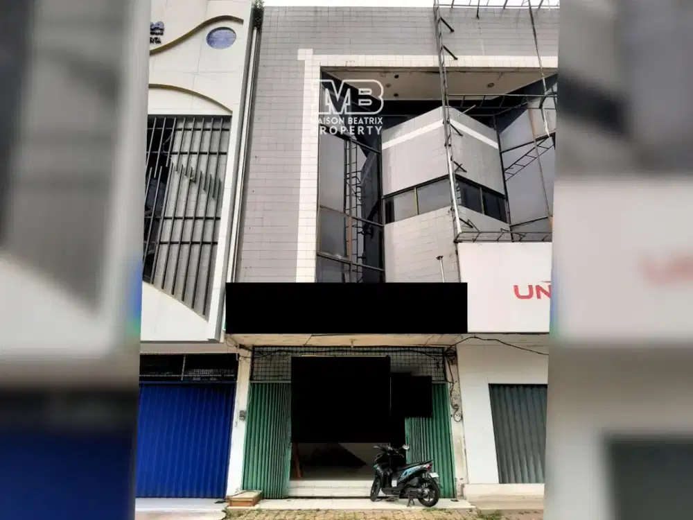 RUKO 3 LANTAI BISA DIJADIKAN TEMPAT USAHA, LOKASI STRATEGIS, RUKO BAGIAN DEPAN DI KOMPLEKS PLAZA MILLENNIUM - MEDAN HELVETIA