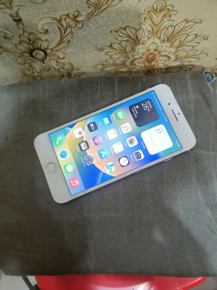 iPhone 8 plus 64gb bh 88 mlus normal semua all operator SM kabel saja