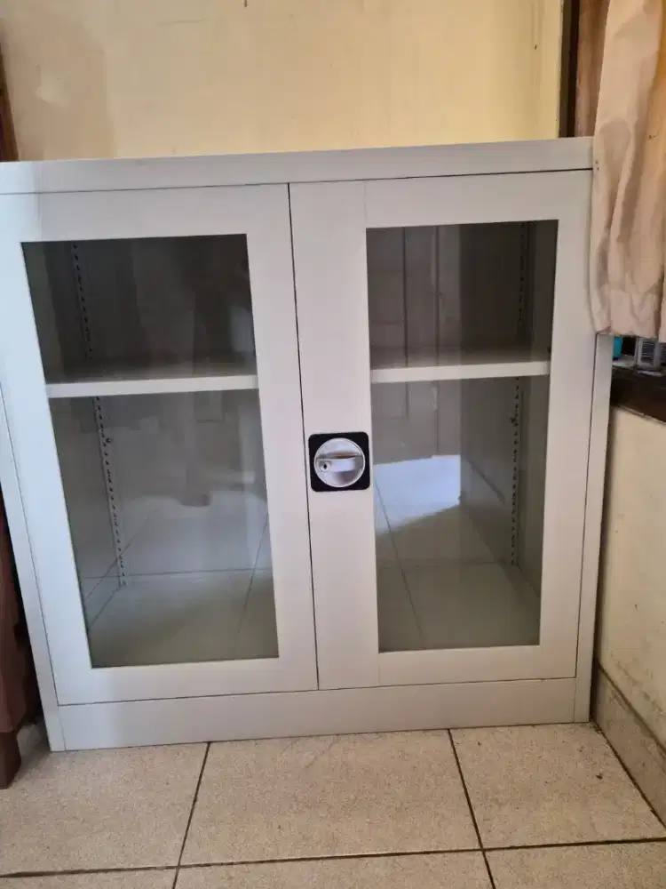 Lemari besi pintu kaca informa
