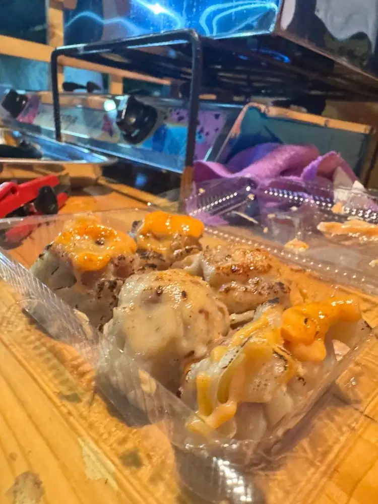 Dibutuhkan kryawan untuk menjaga stand dimsum