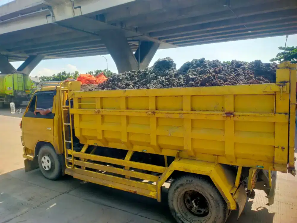 Urugan puing dan buang sampah proyek