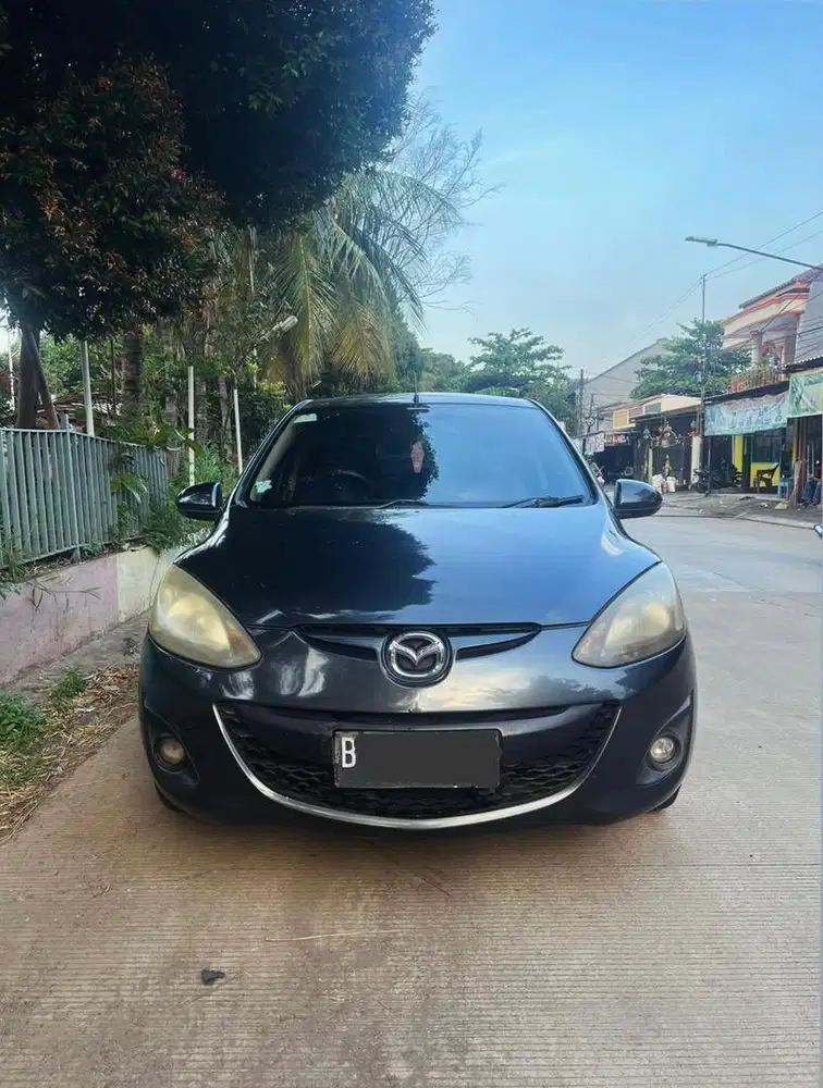MAZDA 2 R 2011 AT Bensin Abu2 Metalik Full Original