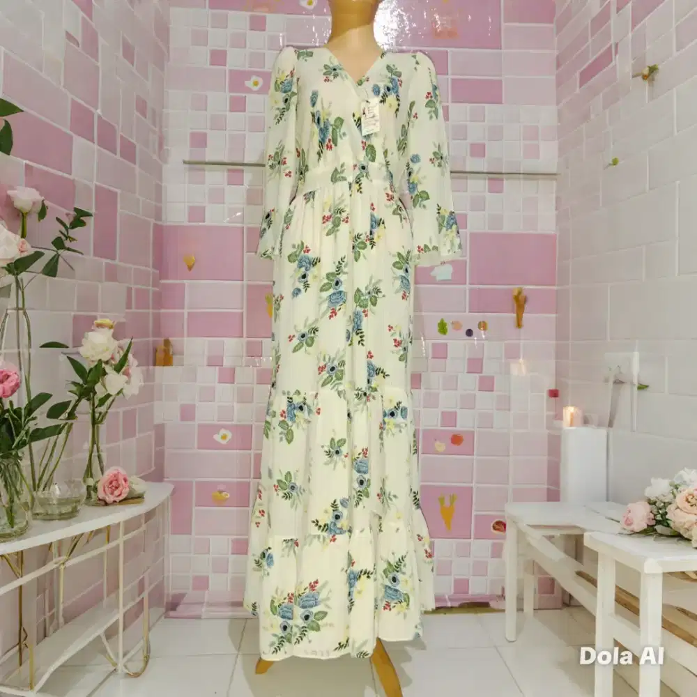 Judul: Gaun Maxi Motif Bunga Floral Putih – Tampilan Feminin