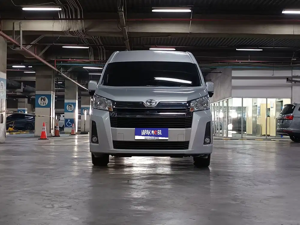 Toyota Hiace Premio 2.8 Diesel Manual 2023 Km 28rb Tangan 1