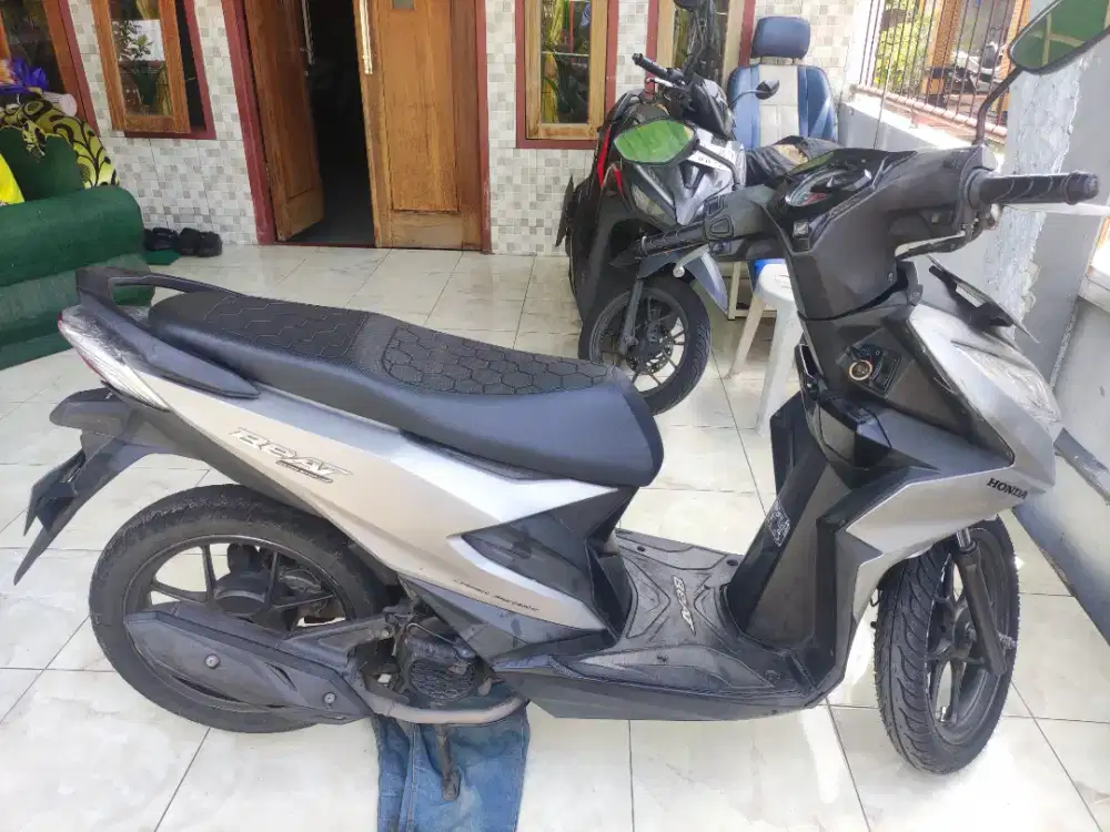 Beat deluxe 2020 warna silver metalic