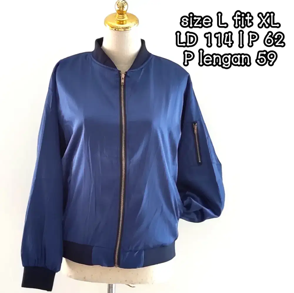 Jaket outdoor bomber windbreaker size L fit XL, preloved