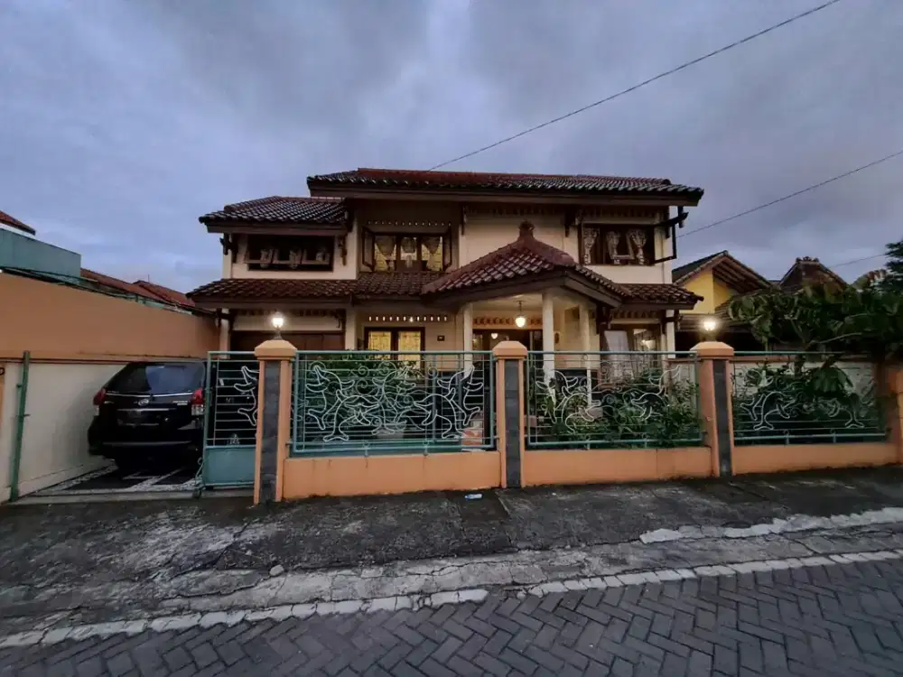 Dijual Rumah 2 lantai dekat Terminal Condong Catur (Hub:081802635977)