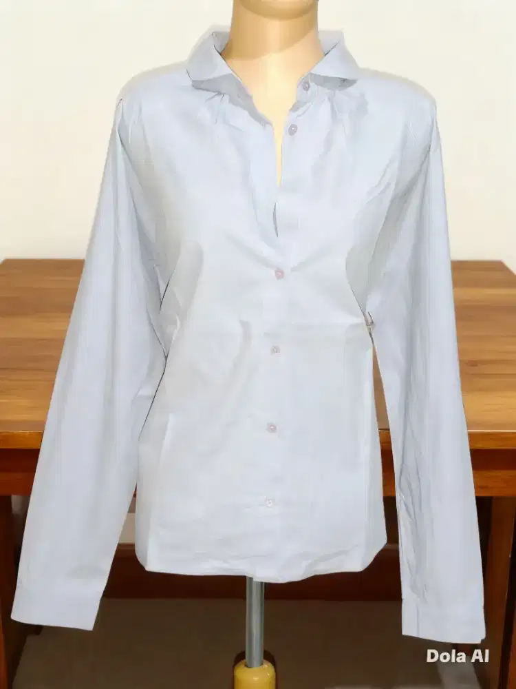 Gaun ini menampilkan desain yang elegan dengan motif abstrak