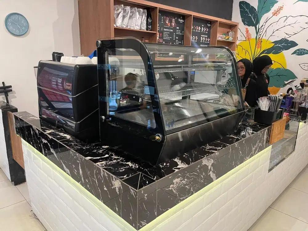 Pelayan cafe shop khusus wanita