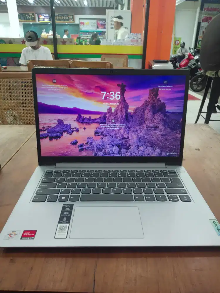 Laptop Lenovo, Processor AMD Athlon Silver 7120u, Ram 8 Gb
